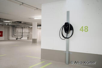 Eine Wallbox in einer Tiefgarage.