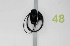 Eine Wallbox in einer Tiefgarage.
