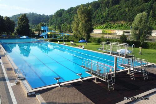 Sprungtürme und Schwimmbecken im Neckarfreibad.