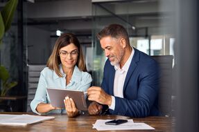 Planung im Büro mit zwei Personen