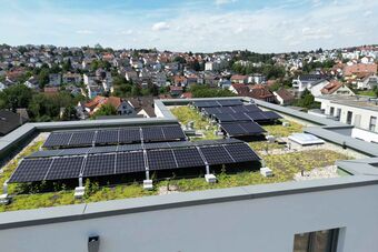 Das Bild zeigt den Wohnblock Greut in Esslingen von oben und auf dem Dach ist eine Photovoltaik Anlage.