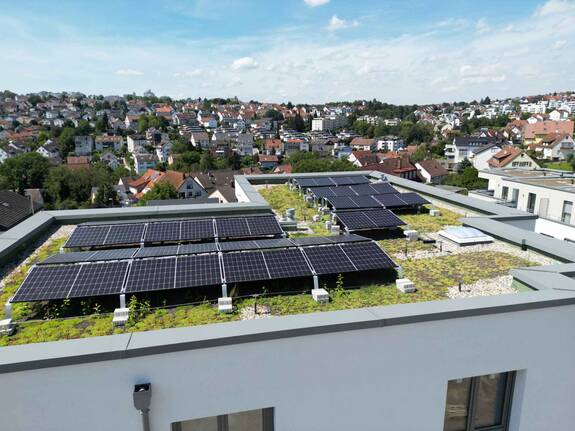 Das Bild zeigt den Wohnblock Greut in Esslingen von oben und auf dem Dach ist eine Photovoltaik Anlage.