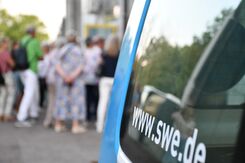 Im Vordergrund ein fahrzeug der SWE, im Hintergrund eine Besichtigungsgruppe
