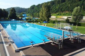 Sprungtürme und Schwimmbecken im Neckarfreibad.