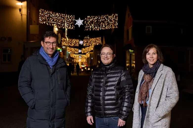 Esslingens Oberbürgermeister Klopfer, Stadtmarketing-Geschäftsführer Metzler und SWE-Vertriebsleiterin Faderl auf dem Esslinger Weihnachtsbeleuchtung Esslingen Esslingens Oberbürgermeister Klopfer, Stadtmarketing-Geschäftsführer Metzler und SWE-Vertriebsleiterin Faderl auf dem Esslinger Weihnachtsbeleuchtung Esslingen
