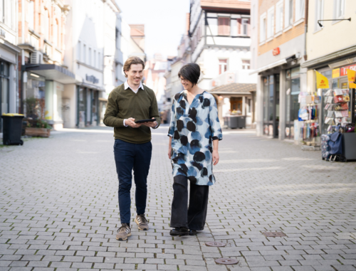 SWE-Mitarbeiter Tobias Schmid und Frau Dr. Katja Walther in der Esslinger Fußgängerzone. SWE-Mitarbeiter Tobias Schmid und Frau Dr. Katja Walther in der Esslinger Fußgängerzone.