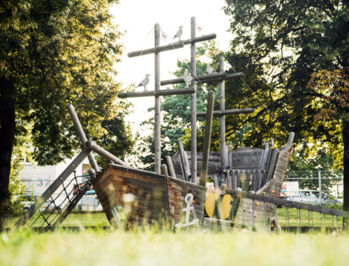 Spielschiff im Neckarfreibad Esslingen. Spielschiff im Neckarfreibad Esslingen.