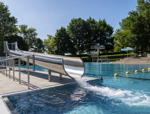 Wasserrutsche im Freibad Berkheim. Wasserrutsche im Freibad Berkheim.