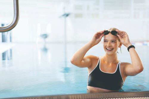 Eine Schwimmerin im Sportbad des Merkelschen Schwimmbads. Eine Schwimmerin im Sportbad des Merkelschen Schwimmbads.