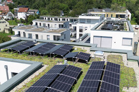 Eine PV-Anlage auf dem Dach eines Gebäudes.