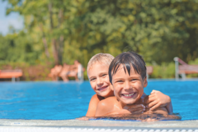 Zwei Kinder im Freibad