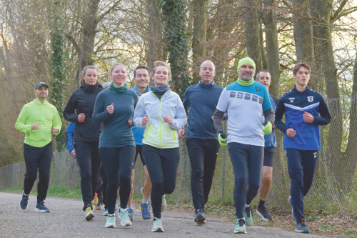 Mehrere Läuferinnen und Läufer bei einem Lauftreff.