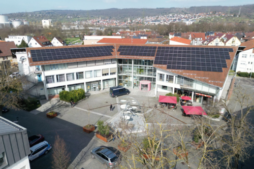 Das Rathaus in Deizisau mit einer PV-Anlage