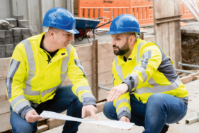 Zwei Mitarbeiter der Stadtwerke Esslingen auf einer Baustelle.