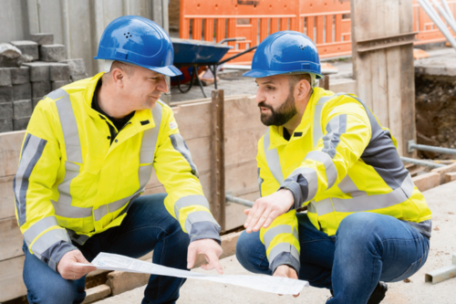 Zwei Mitarbeiter der Stadtwerke Esslingen auf einer Baustelle.