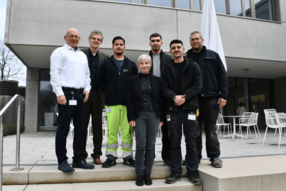 7 Mitarbeitende der SWE vor dem Gebäude der Stadtwerke.