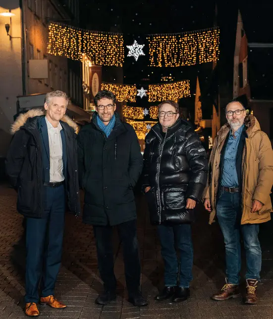 SWE-Geschäftsführer Jörg Zou, Oberbürgermeister Matthias Klopfer, Stadtmarketing-Geschäftsführer Michael Metzle sowie grünES-Geschäftsführer Udo Hoffmann auf dem Esslinger Weihnahctsmarkt.Weihnachtsmarkt Esslingen SWE-Geschäftsführer Jörg Zou, Oberbürgermeister Matthias Klopfer, Stadtmarketing-Geschäftsführer Michael Metzle sowie grünES-Geschäftsführer Udo Hoffmann auf dem Esslinger Weihnahctsmarkt.Weihnachtsmarkt Esslingen