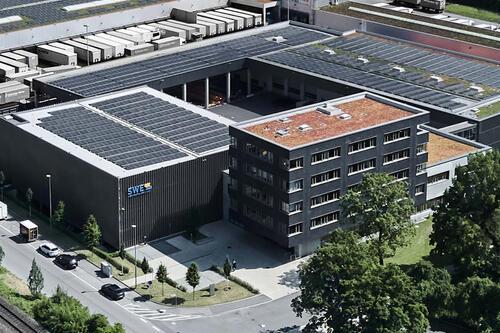 Solaranlage auf einem Betriebsgebäude der SWE