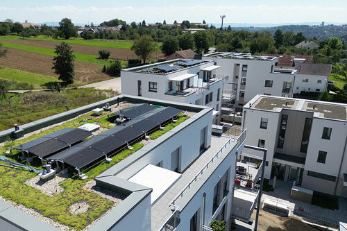 Solaranlage auf einem mehrstöckigen Wohnegbäude in Esslingen. Solaranlage auf einem mehrstöckigen Wohnegbäude in Esslingen.