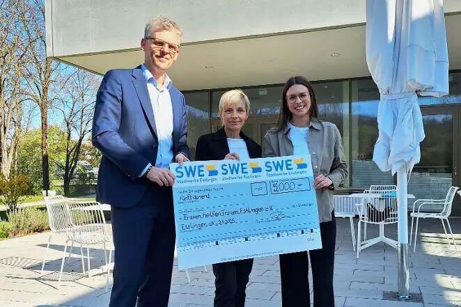 SWE-Geschäftsführer Jörg Zou (im Bild links) und SWE-Betriebsratsvorsitzende Simone Michaelis (im Bild in der Mitte) übergaben die Spende der SWE-Belegschaft am 3. April an Katrin Heubach vom Frauenhaus. SWE-Geschäftsführer Jörg Zou (im Bild links) und SWE-Betriebsratsvorsitzende Simone Michaelis (im Bild in der Mitte) übergaben die Spende der SWE-Belegschaft am 3. April an Katrin Heubach vom Frauenhaus.