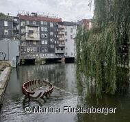 Das Bild zeigt die Esslinger Kanäle. Im Hintergrund sind Häuser zu sehen mit Wasser im Vordergrund. Das Bild zeigt die Esslinger Kanäle. Im Hintergrund sind Häuser zu sehen mit Wasser im Vordergrund.
