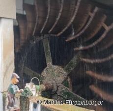 Das Bild zeigt ein Rad welches durch Wasserkraft Strom produziert. Das Bild zeigt ein Rad welches durch Wasserkraft Strom produziert.