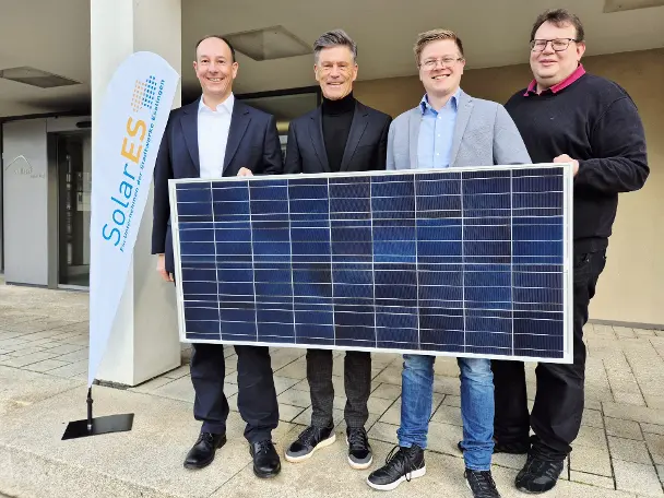 Kooperation für den neuen Bürgersolarpark Dettingen: Auf dem Bild sind vier Personen mit einem Solarmodul zusehen. Kooperation für den neuen Bürgersolarpark Dettingen: Auf dem Bild sind vier Personen mit einem Solarmodul zusehen.
