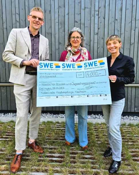 Leiterin Miriam Wanisch (Mitte) nimmt am 28. April eine Spende der SWE-Belegschaft entgegen