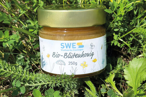 Ein Glas mit Bio-Blütenhonig von den SWE. Ein Glas mit Bio-Blütenhonig von den SWE.