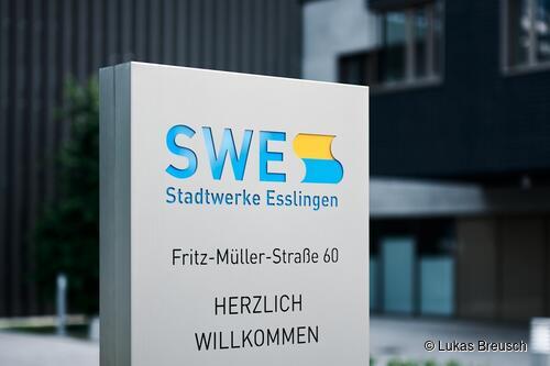 Ein Pylon mit dem Logo und der Adresse der Stadtwerke Esslingen vor dem Unternehmensgebäude in der Fritz-Müller-Straße 60 in Esslingen