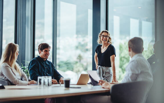 Mitarbeiter eines Unternehmens sind gemeinsam in einer Besprechung