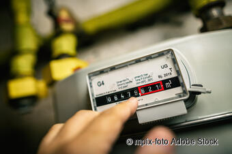 Eine Hand an einem Gaszähler Eine Hand an einem Gaszähler