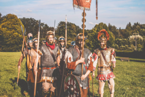 Mehrere Personen sind als Angehörge der römischen Legionen verkleidet.