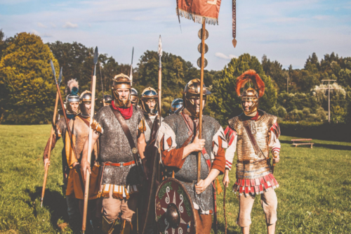 Mehrere Personen sind als Angehörge der römischen Legionen verkleidet. Mehrere Personen sind als Angehörge der römischen Legionen verkleidet.