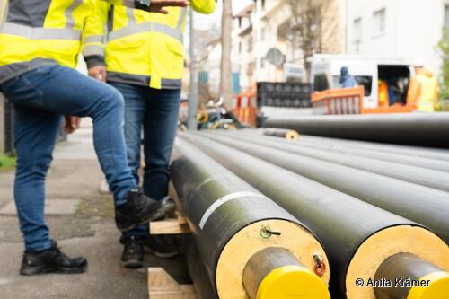 Fernwärmeleitungen mit zwei Fachleuten der SWE auf einer Baustelle in Esslingen.