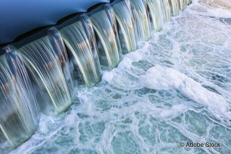 Wasser fließt über eine Stufe. Wasser fließt über eine Stufe.
